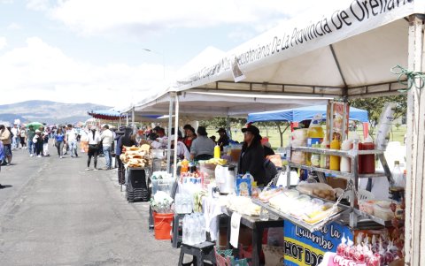 La gastronomía tradicional acompañó el desfile con hornado, fritada y dulces típicos en las carpas del Bicentenario.