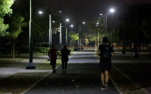 PARQUE SAMANES A MEDIA LUZ. PERIODISTA: JOSUE ANDRADE. AG-EXTERNOS.