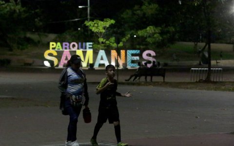 Imagen. Incluso el rostro del parque se ve apenas iluminado.