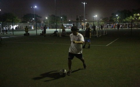 Deportes. Algunas canchas de fútbol lucen completamente apagadas. Algunas funcionan a media luz.