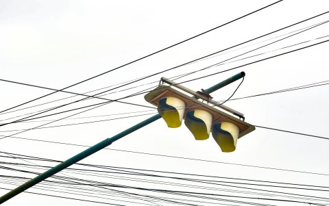 Semáforo dañado, no ha sido reparado.