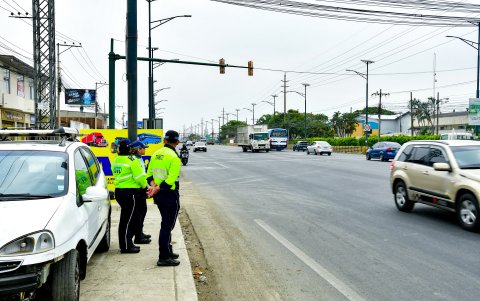 Son pocos los esfuerzos para controlar el tránsito en Durán.
