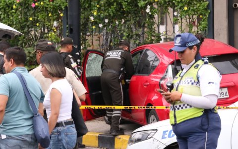 Autoridades investigan la escena.