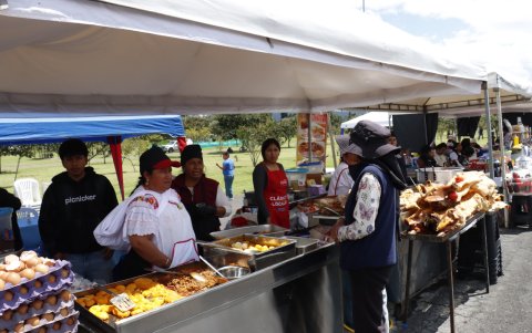 Visitantes disfrutaron la gastronomía típica en las carpas ubicadas a un costado del recorrido del Desfile de la Confraternidad.