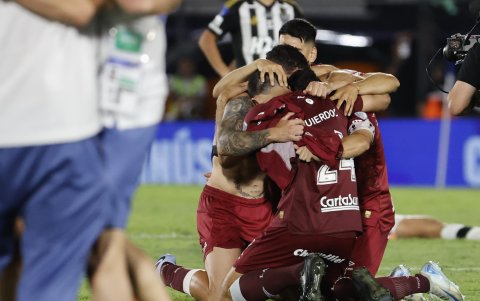 Abrazos y lágrimas entre jugadores de Lanús tras quedar campeón de la Sudamericana 2025.