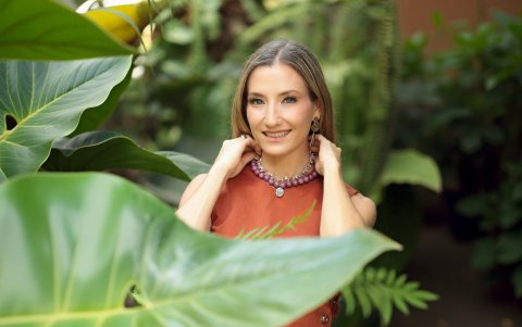 Luciendo piezas de su reciente colección que honra a la mujer cimarrona.