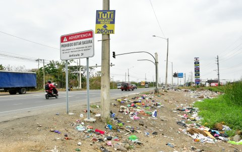 Pese a que hay letreros que advierten no botar basura, haz zonas repletas de desechos. Frente a ello, la ciudadanía exige control, mayor recolección, penalidades severas y cambios en la ordenanza .