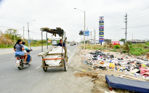 Ante la falta de recolección y envases para depositar los desechos, varios espacios se han vuelto botaderos al aire libre.