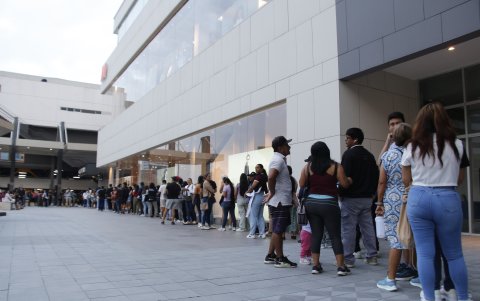 Desde las 05:15 se armó una fila en el exterior del Mall del Sol, las puertas se abrieron a las 07:00 y los sensores de las puertas contaron que 5.000 personas ingresaron a esa hora.