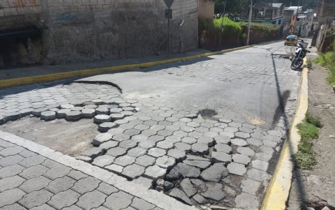 Calles y espacios públicos evidencian retrasos en proyectos financiados por el Municipio de Quito.