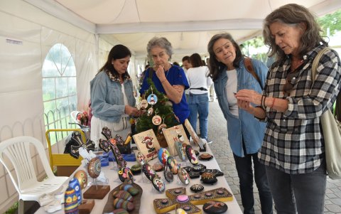 La feria Las Flores Hablan en Puembo impulsa emprendedores y artesanía local.