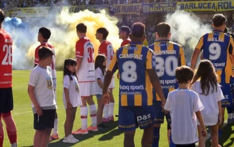 Los jugadores de Estudiantes de la Plata le dieron la espalda a sus colegas de Rosario en la entrada a la cancha.