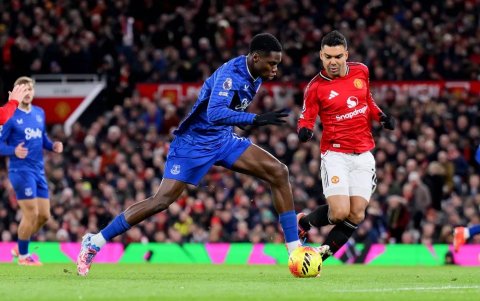 Ni la figura de Casemiro pudo hacer algo frente al duro bloque defensivo que planteó el Everton de visita.