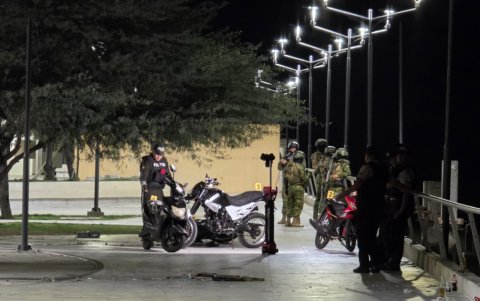 Agentes policiales y militares aseguraron la zona del malecón de Puerto Bolívar luego de la balacera registrada la noche del domingo.