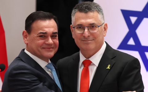 El canciller paraguayo Rubén Ramírez recibe al ministro de Relaciones Exteriores de Israel, Gideon Saar, este lunes en la sede de la Cancillería en Asunción.