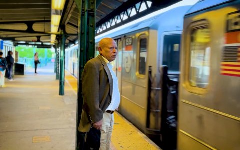 Echeverría hizo un retrato de Orlando Godoy, un videógrafo colombiano que registró durante décadas, con una cámara doméstica, la vida nocturna de los clubes latinos de salsa.