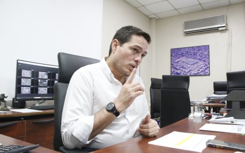 Cornejo durante su diálogo con EXPRESO, en el Municipio de Guayaquil.