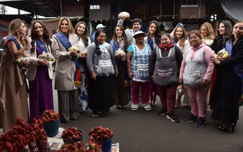 Las aspirantes a la corona degustaron y recibieron los víveres frescos que se comercializan a diario en el mercado. Estos llegan de todo el país y de ahí se distribuyen al resto del distrito.