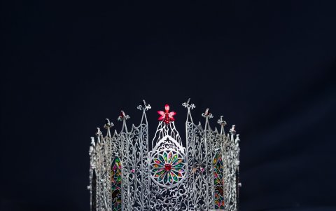 La corona rinde homenaje a la emblemática Basílica del Voto Nacional.