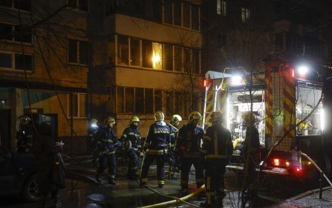 Rescatistas ucranianos trabajan en el lugar de un ataque ruso a un edificio residencial de nueve pisos en Kiev, Ucrania, el 25 de noviembre de 2025.
