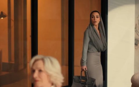 Escena de 'Todas las de la ley'. Kim Kardashian sujeta el bolso Hermes de piel de elefante.
