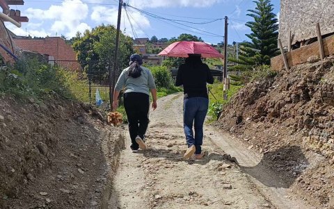 Así son las vías de ingreso al barrio El Plateado Bajo, en Loja.