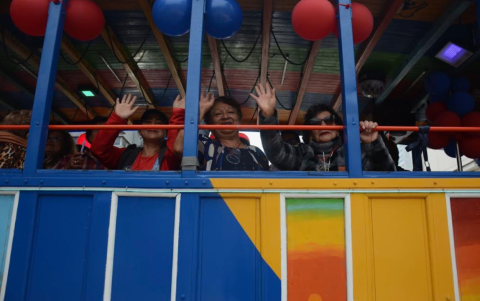 Durante las fiestas de Quito es usual que circulen las chivas.