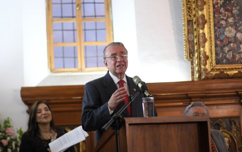 El historiador ecuatoriano Enrique Ayala Mora agradece a familiares y amigos durante la ceremonia en Quito.