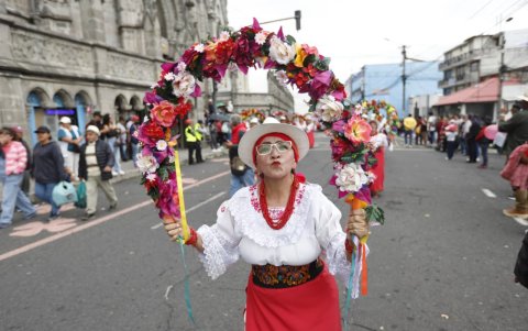 Los participantes lucieron colores llamativos y flores para el desfile.