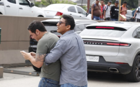 Varias personas llegaron al lugar del ataque.