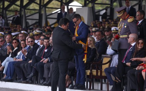 Daniel Noboa participó en la posesión del nuevo Alto Mando Militar, en un acto marcado por mensajes sobre seguridad y lucha contra el crimen organizado.