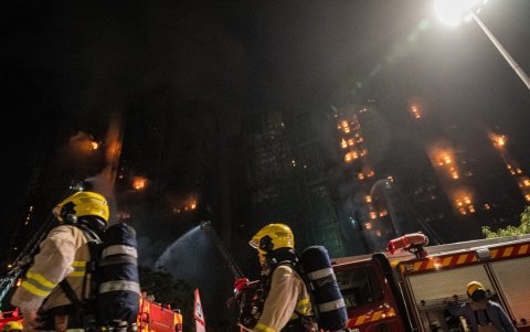 Más de 800 rescatistas y drones trabajan entre los siete bloques aún en llamas en Tai Po.