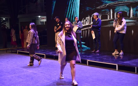 Las candidatas repasan coreografías, practican la entrada al escenario y practican sus intervenciones.