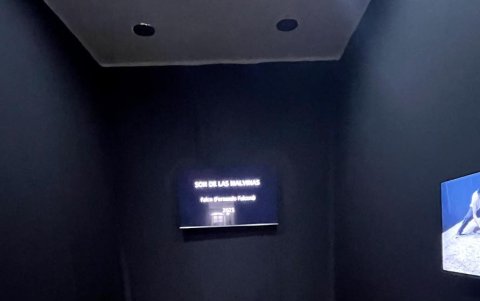 Parte del piso de la instalación está cubierto con tierra traída de la cancha donde los niños jugaban fútbol, espacio donde fueron vistos por última vez.