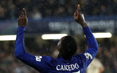 Tras el pitazo final en Stamford Bridge, Moi llevó sus manos al cielo y agradeció a Dios por la victoria.
