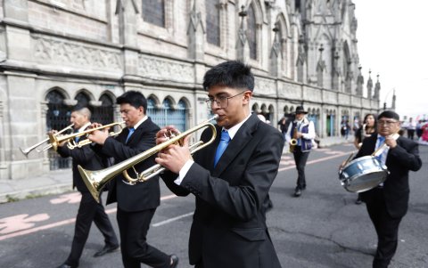 Las bandas de pueblo son parte de los desfiles que se organizan durante las fiestas, su repertorio es amplio.