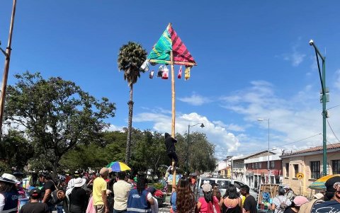 El palo encebado es uno de los más esperados en las fiestas de Tumbaco.