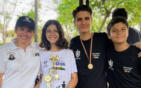 Los tres hermanos ajedrecistas tienen admiración por la Gran Maestro ecuatoriana Martha Fierro (i).
