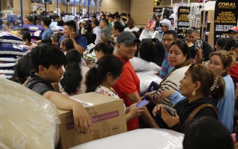 Decenas de compradores forcejearon en filas dobles durante un caótico inicio del Black Friday, en Guayaquil.
