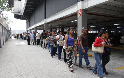 Filas abarrotaron el parqueadero, donde varios compradores intentaron meterse para entrar más rápido.