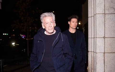 Calvin Klein entrando al evento de lujo de Vogue. Su novio, Kevin Baker, está en la parte de atrás.