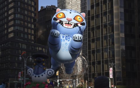 El Derpy Tiger, inspirado en KPop Demon Hunters, sobrevoló Manhattan en su debut en el Macy’s Thanksgiving Day Parade 2025, convirtiéndose en uno de los globos más llamativos del desfile.
