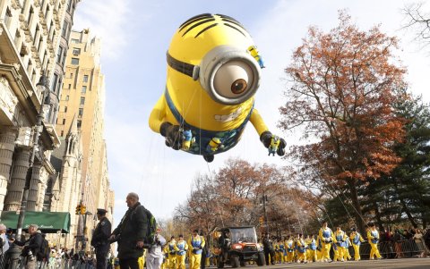 Stuart, el famoso Minion, avanzó por Central Park West con su diseño actualizado y acompañado de un equipo de manejadores vestidos de amarillo durante el desfile de este año.