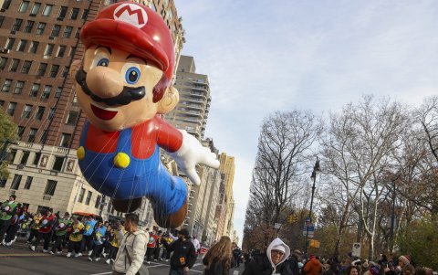 Mario Bros desfiló por las calles de Nueva York como uno de los personajes más aclamados, saludando al público en su clásica pose de salto.
