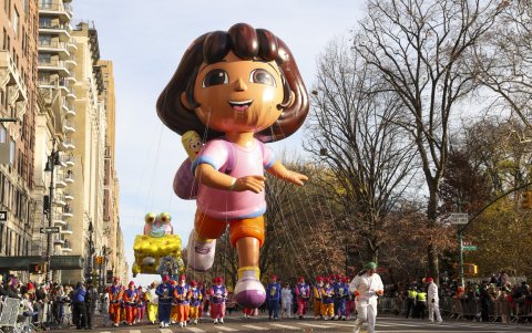 Dora, la Exploradora, desfiló nuevamente con su característico globo gigante, acompañada por su mochila y miles de espectadores que la recibieron con entusiasmo.