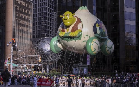 Shrek recorrió las calles de Nueva York en su carroza con forma de cebolla, celebrando el regreso de la franquicia y anticipando el estreno de Shrek 5 en 2027.