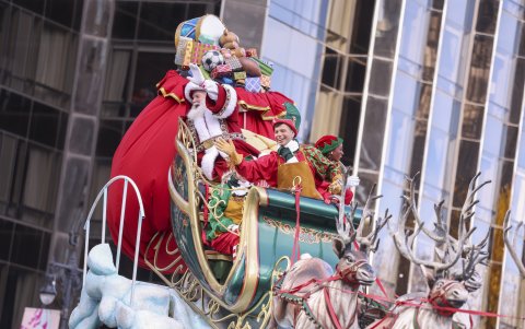 Santa Claus cerró el Desfile de Acción de Gracias 2025 a bordo de su tradicional trineo.