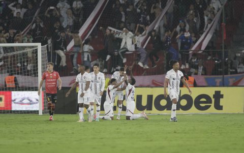Liga de Quito busca recortar puntos con Independiente del Valle.