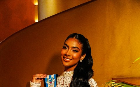 Es modelo y tiene 21 años.