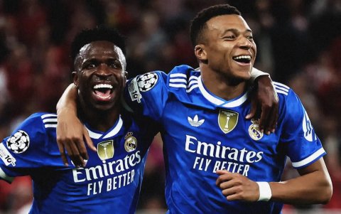 Los dos 'cracks' del Real Madrid, Vinicius Jr. (i) y Mbappe (d), celebrando un gol ante Olympiacos.